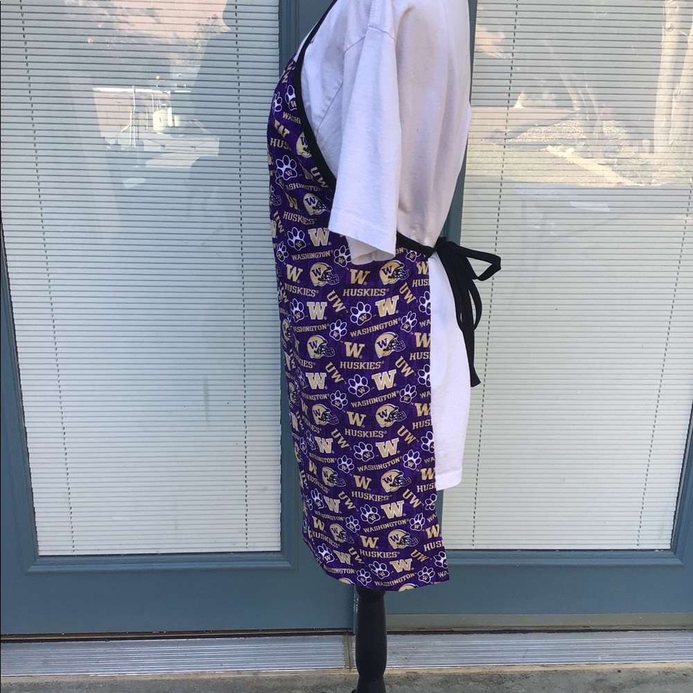 UW Washington Huskies Apron - Picture 2 of 3